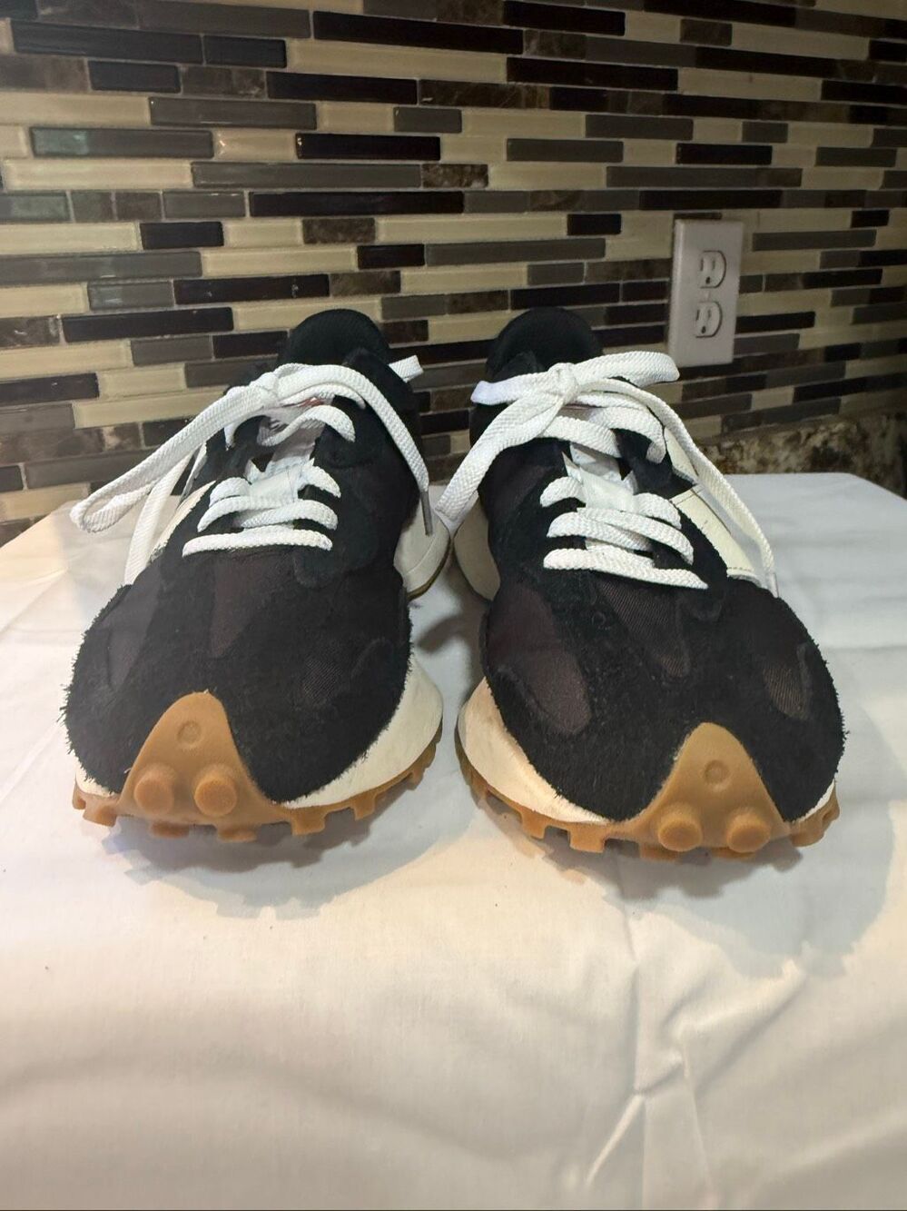 New Balance 327 women's sneakers in a black/ White Sz 6 NWB - Picture 7 of 8